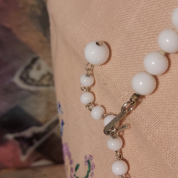 1980's White Glass Beaded Choker - Picture 3 of 4